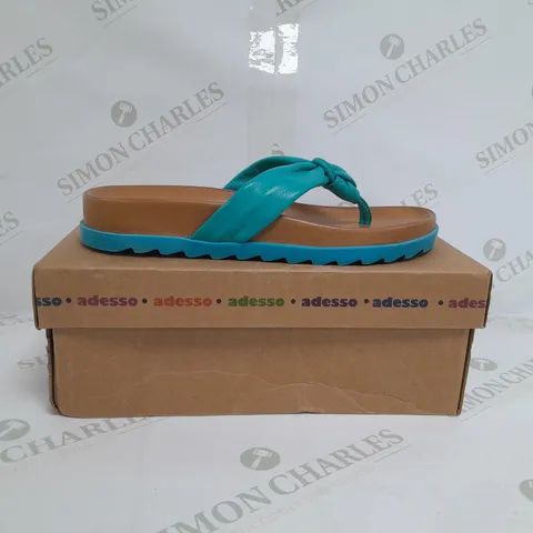 BOXED PAIR OF ADESSO JENNI FLIP FLOPS IN TURQUOISE SIZE 6