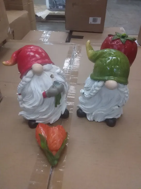 BOXED SET OF 2 CARRYING GNOMES