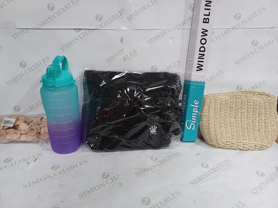 BOX OF APPROX 22 ASSORTED ITEMS TO INCLUDE - 2L MOTOVATION WATER BOTTLE - SIMPLE WINDOW BLIND - WOOLALA BLACK BAG ECT