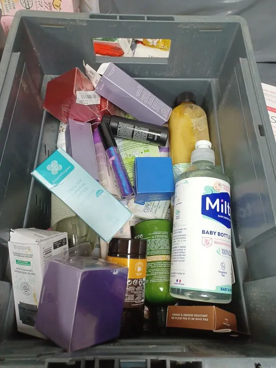 APPROXIMATELY 20 ASSORTED COSMETIC PRODUCTS TO INCLUDE MILTON BOTTLE CLEANER, NO 7 EYE SERUM, AND BUBBLE BATH ETC. 