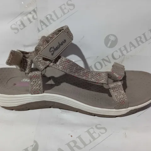 BOXED PAIR OF SKECHERS RAGGAE SANDALS IN TAUPE UK SIZE 6