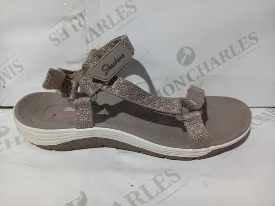 BOXED PAIR OF SKECHERS RAGGAE SANDALS IN TAUPE UK SIZE 6