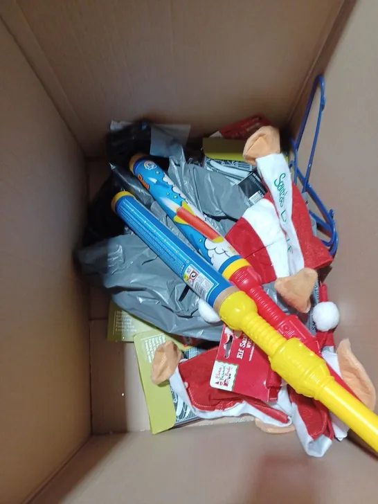 BOX OF APPROXIMATELY 15 ASSORTED HOUSEHOLD PRODUCTS TO INCLUDE CLOTHES HANGERS, SMART LIDZ, IPAD FOLDER CASES ETC 