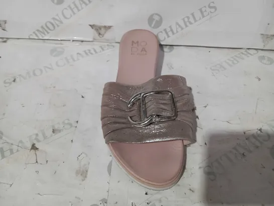 BOXED PAIR OF MODA IN PELLE SANDALS IN ROSE GOLD COLOUR EU SIZE 39