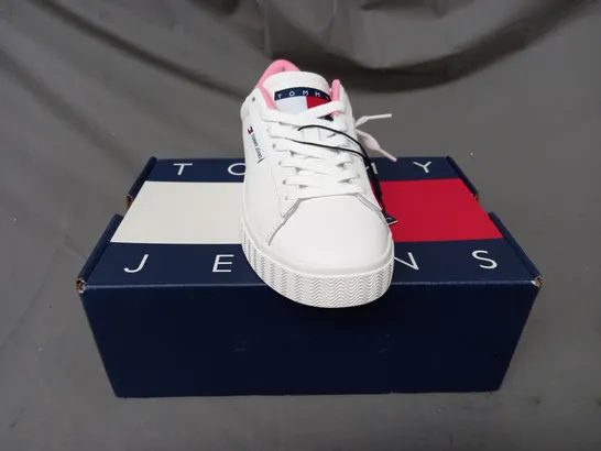 BOXED PAIR OF TOMMY JEANS SHOES IN WHITE/PINK UK SIZE 4