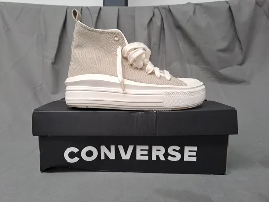 BOXED PAIR OF CONVERSE SHOES IN BEACH STONE UK SIZE 6