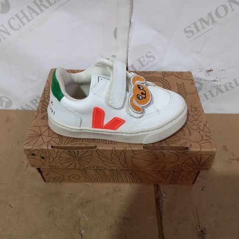 BOXED PAIR OF VEJA TRAINERS SIZE 7.5 KIDS