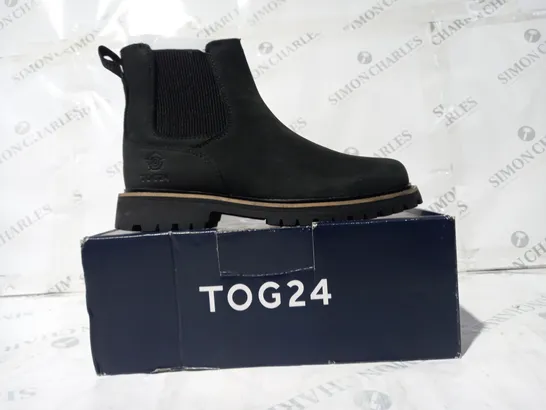 BOXED PAIR OF TOG24 CANYON CHELSEA BOOTS IN BLACK UK SIZE 6