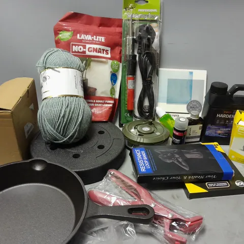 APPROXIMATELY 14 ASSORTED HOUSEHOLD ITEMS TO INCLUDE SOLDERING IRON, COB RECHARGEABLE KEYCHAIN LIGHT, ABBOTT FREESTYLE LIBRE 2, ETC - COLLECTION ONLY