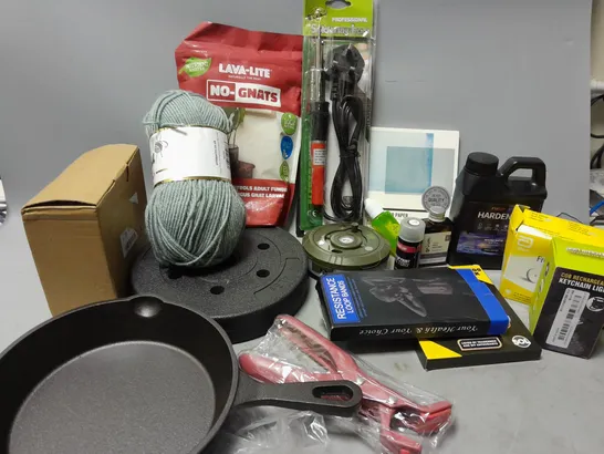 APPROXIMATELY 14 ASSORTED HOUSEHOLD ITEMS TO INCLUDE SOLDERING IRON, COB RECHARGEABLE KEYCHAIN LIGHT, ABBOTT FREESTYLE LIBRE 2, ETC - COLLECTION ONLY