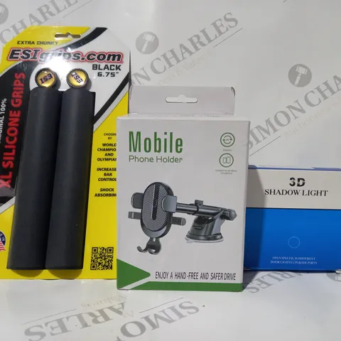 BOX OF APPROXIMATELY 10 ASSORTED CAR PARTS AND ACCESSORIES TO INCLUDE 3D SHADOW LIGHT, MOBILE PHONE HOLDER, XL SILICONE GRIPS, ETC