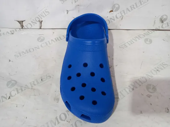 BOXED PAIR OF CROCS CLASSIC IN BLUE SIZE M11/W12