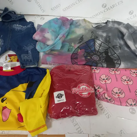 BOX OF APPROXIMATELY 30 ASSORTED KIDS CLOTHING ITEMS TO INCUDE - HOODIES, JUMPERS , T-SHIRTS , TROUSERS,ECT 