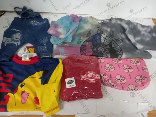 BOX OF APPROXIMATELY 30 ASSORTED KIDS CLOTHING ITEMS TO INCUDE - HOODIES, JUMPERS , T-SHIRTS , TROUSERS,ECT 