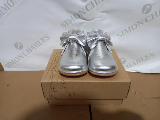 PAIR OF BOXED BORBOLETA SHARON SILVER BOOTS SIZE 20