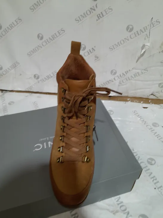 BOXED VIONIC SPENCER BOOT TOFFEE SIZE 6.5