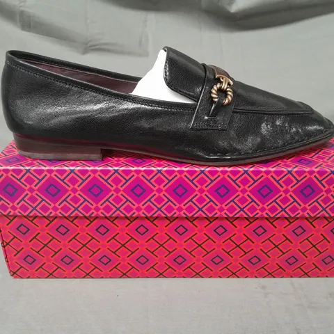 BOXED PAIR OF TORY BURCH PERRINE LEATHER LOAFERS IN BLACK US SIZE 9.5