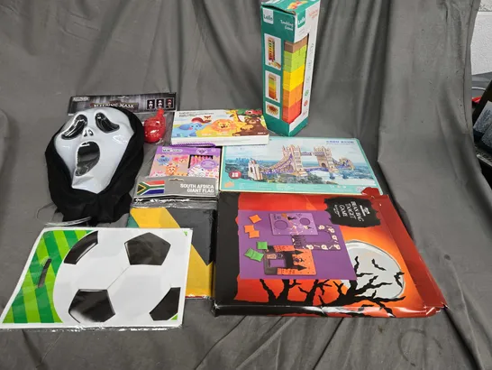 BOX OF ASSORTED TOYS AND GAMES TO INCLUDE GHOSTFACE MASK, TUMBLING GAME AND CRAYONS