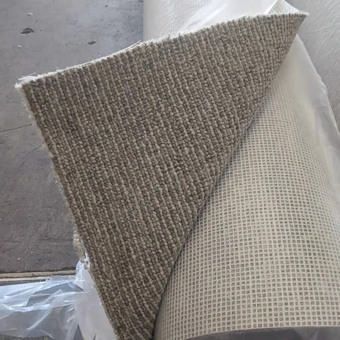 ROLL OF QUALITY TUDOR CO-ORDINATES DRIZZLE CARPET // APPROX SIZE: 5 X 2.75m