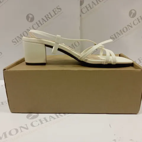 BOXED PAIR OF BLOCK HEEL SANDALS UK SIZE 6 