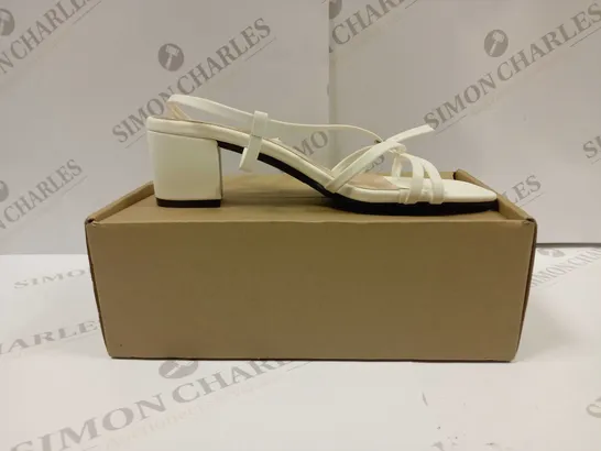 BOXED PAIR OF BLOCK HEEL SANDALS UK SIZE 6 