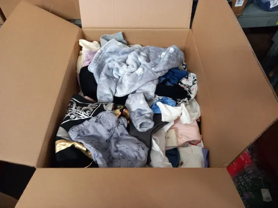 LARGE QUANTITY OF ASSORTED KIDS CLOTHING ITEMS TO INCLUDE POLARN O.PYRET AND M&S