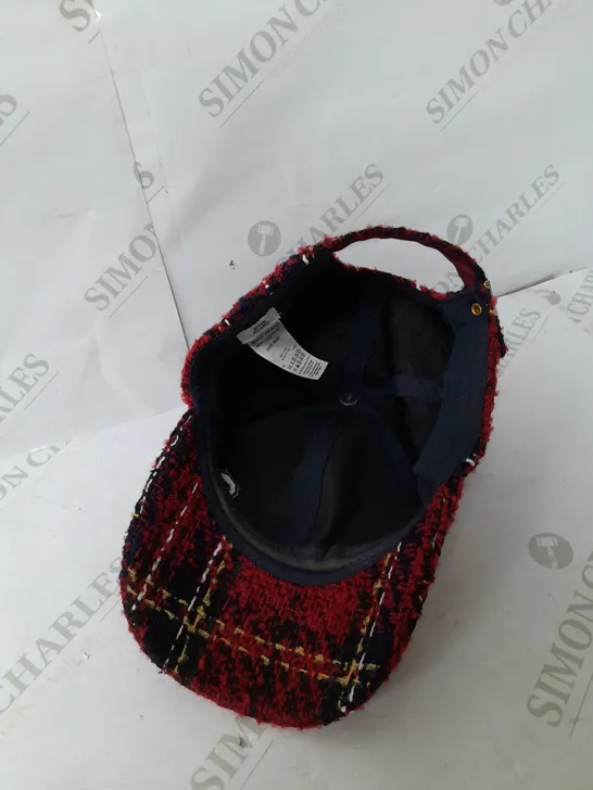 RIVER ISLAND BASEBALL CAP IN RED PLAID ON SIZE