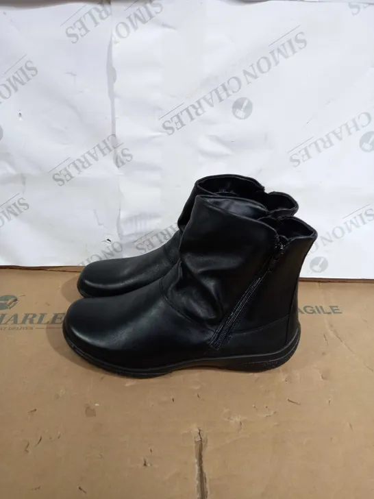 BOX PAIR OF HOTTER WHISPER LEATHERBOOTS SIZE 5