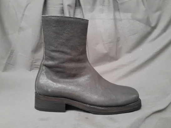 BOXED PAIR OF DESIGNER ANKLE BOOTS IN GREY EU SIZE 38