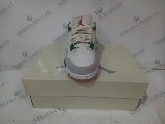 BOXED PAIR OF NIKE SB AIR JORDAN 4 RETRO SHOES IN WHITE/GREEN UK SIZE 7