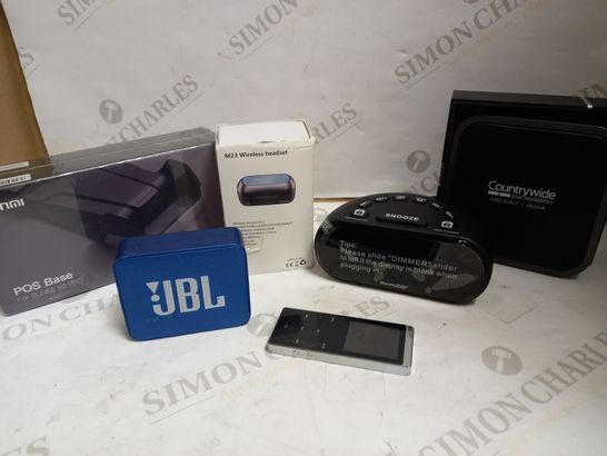 LOT OF APPROXIMATELY 10 ASSORTED ELECTRICAL ITEMS, TO INCLUDE MINI SPEAKER, WIRELESS CHARGER, ALARM CLOCK, ETC