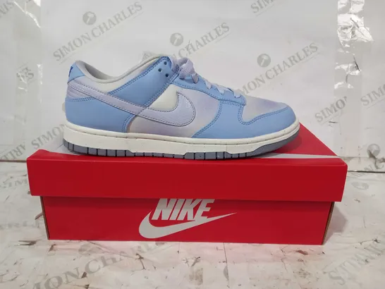 BOXED PAIR OF NIKE DUNK LOW SHOES IN BLUE/VIOLET/GREY UK SIZE 7