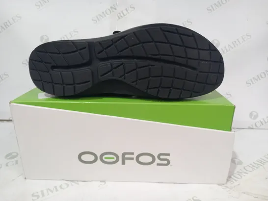 BOXED PAIR OF OOFOS UNISEX SHOES IN BLACK UK SIZE M12/W13