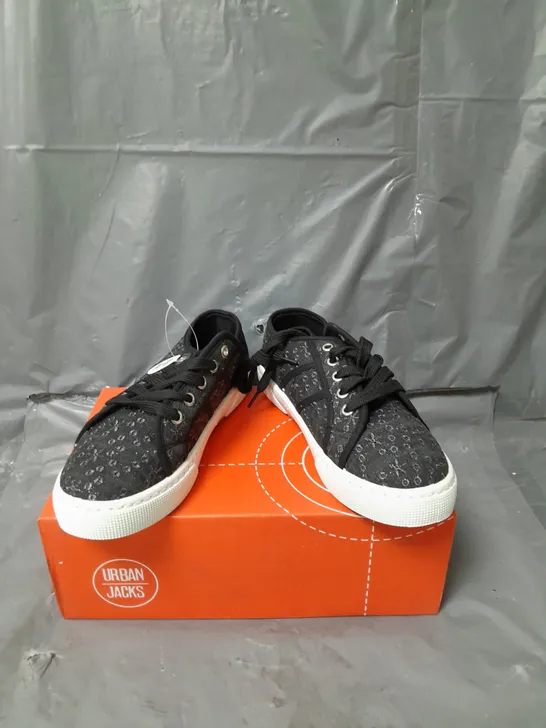 URBAN JACKS LADIES PALM SPRINGS TRAINERS BLACK SIZE 5