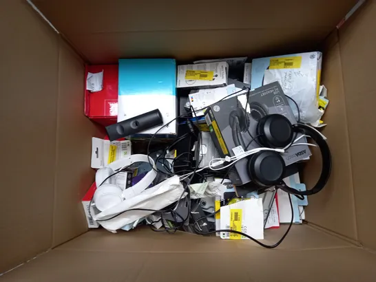 BOX OF APPROX 30 ASSORTED ELECTRICAL ITEMS TOO INCLUDE EARPHONES, RADIO AND WIFI CAMERA