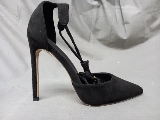 BOXED PAIR OF DESIGNER POINTED TOE HEELS IN BLACK EU SIZE 37