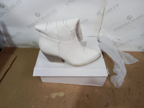 BOXED PAIR OF DESIGNER WHITE FAUX LEATHER BOOTS SIZE 39