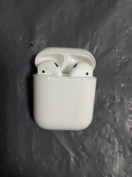 PAIR OF APPLE AIRPODS 2ND GEN IN WHITE