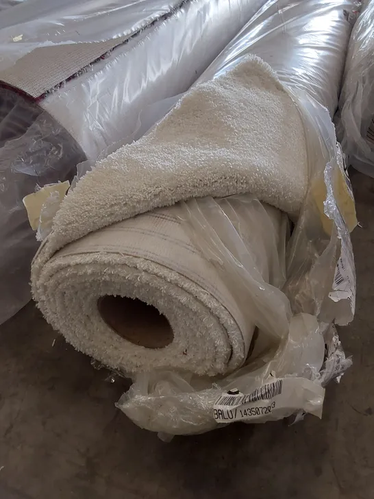 QUALITY ROLL OF SATINO ROYALE SNOW LADY CARPET // SIZE: APPROXIMATELY 5 X 5.1m