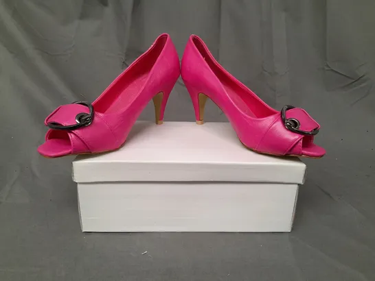 BOXED PAIR OF DESIGNER OPEN TOE MID HEELED SHOES IN FUCHSIA EU SIZE 36