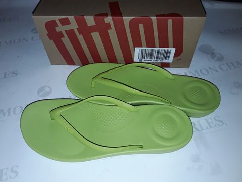 BOXED PAIR OF FLIPFLOP IQUSHION ERGONOMIC SLIDERS IN LIME GREEN - UK 6