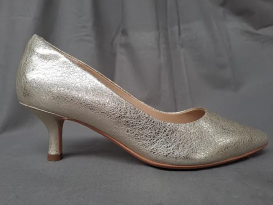 BOXED PAIR OF CLARKS LOW HEELED POINTED TOE SHOES IN METALLIC CHAMPAGNE UK SIZE 6