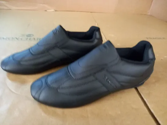 PAIR OF SLAZENGER BLACK SHOES - 40