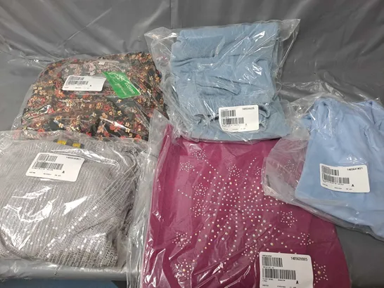 BOX OF APPROXIMATELY 15 ASSORTED CLOTHING ITEMS TO INCLUDE - TROUSERS , TOP , DRESS ETC