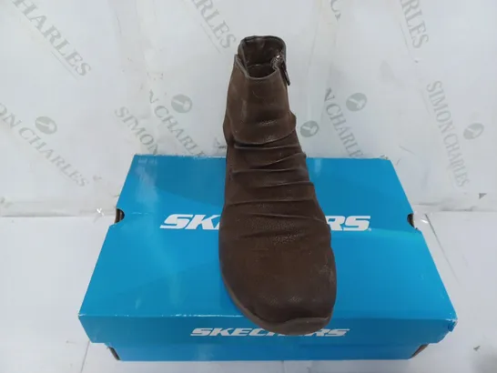 BOXED PAIR OF SKECHERS BOOTS IN CHOCOLATE SIZE 6.5  