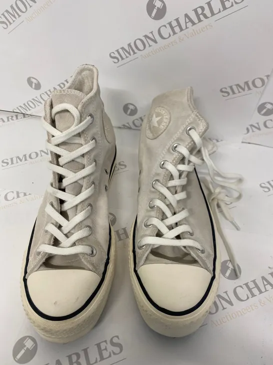 PAIR OF CONVERSA ALL STAR CHUCK TAYLOR SHOES SIZE 8