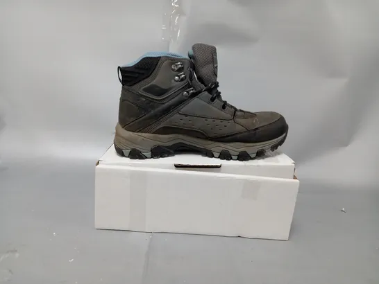 BOXED PAIR OF SKECHERS HIKING BOOTS IN CHARCOAL - UK SIZE 5.5