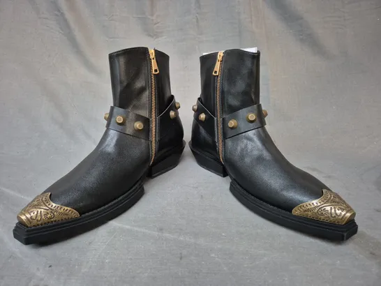 BOXED PAIR OF KOI SOULRENDER MEN'S HARDWARE COWBOY BOOTS IN BLACK/ANTIQUE BRONZE UK SIZE 8