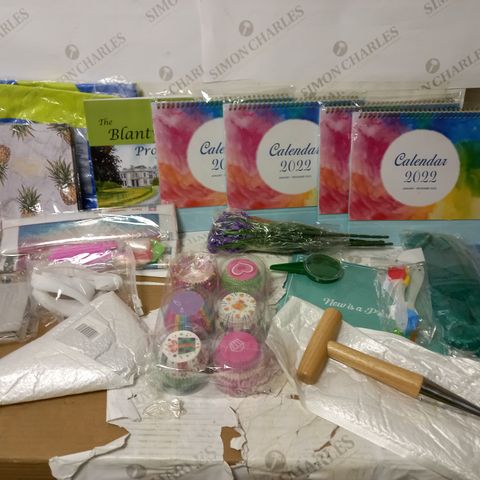 BOX OF APPROX 15 ASSORTED ITEMS TO INCLUDE 2022 CALENDARS, CHILDRENS PARTY CAKE CASES, GARDEN DIBBER