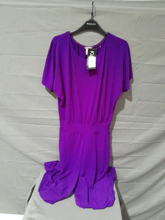 APPROXIMATELY 10 ASSORTED ITEMS OF WOMEN'S CLOTHING TO INCLUDE KIM&CO DRESS SIZE L, KIM&CO JUMPSUIT SIZE S, NINA LEONARD TOP SIZE XL 